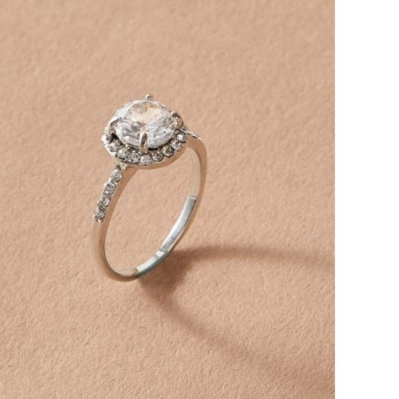 man-made  diamond ring size 7.5 - Picture 3 of 3